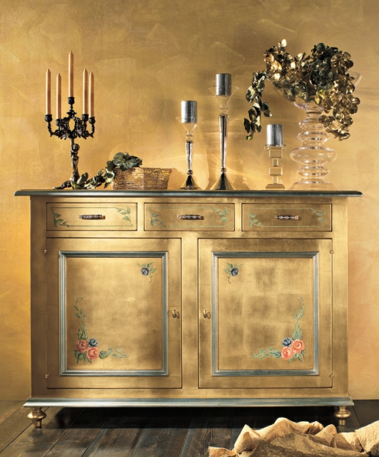 Sideboard with 3 drawers, 2 doors.